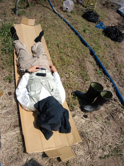 小林直太郎農園｜春のメロン準備疲れと陽気のダブルパンチで思わず寝入るシノブ