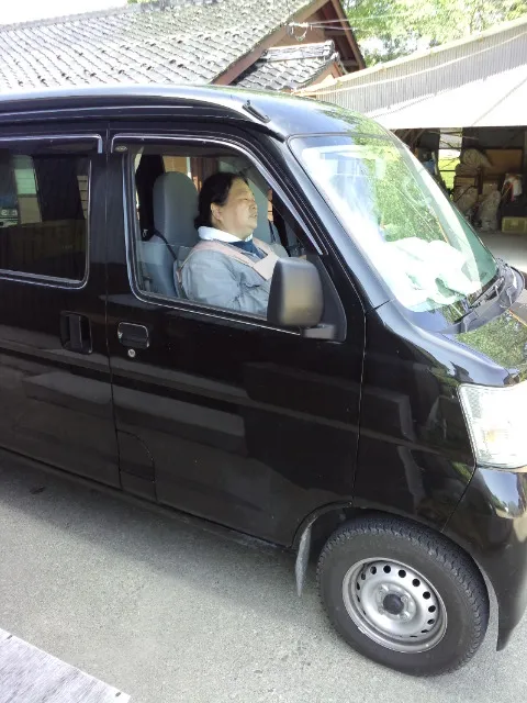 愛車でドヤ顔のトシ